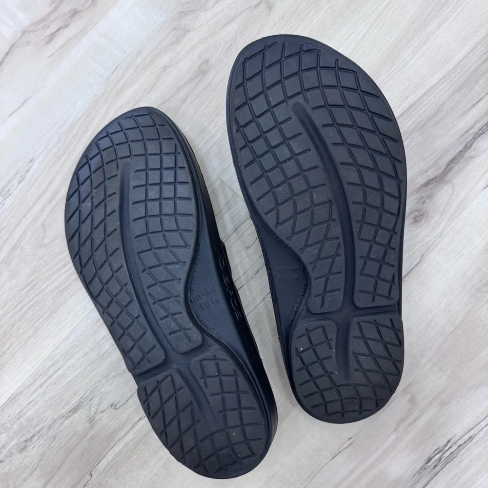 Oofos Recovery Sandals Black Men 11 woman’s 13 very comfortable good condition